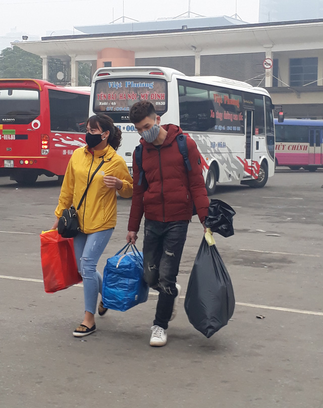 Người dân lỉnh kỉnh đồ đạc đổ về bến xe Mỹ Đình về quê ăn Tết Người dân lỉnh kỉnh đồ đạc đổ về bến xe Mỹ Đình về quê ăn Tết